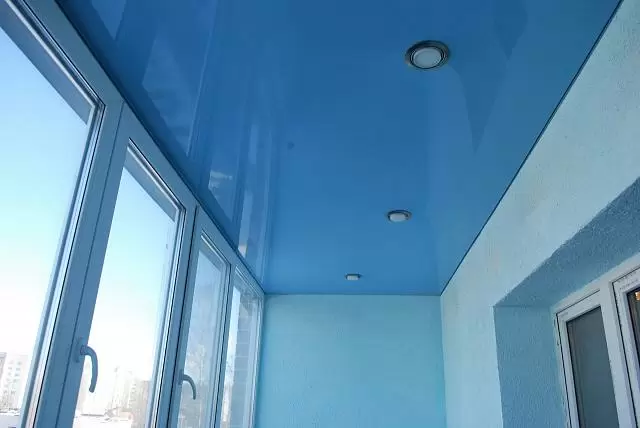 балкон с голубым потолком и стенами